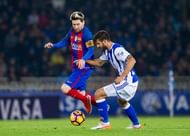 SAN SEBASTIAN, SPAIN - NOVEMBER 27:  Lionel Messi of FC Barcelona duels for the ball with Willian Raul Rodriguez Navas of Real Sociedad during the La Liga match between Real Sociedad de Futbol and FC Barcelona at Estadio Anoeta on November 27, 2016 in San Sebastian, Spain.  (Photo by Juan Manuel Serrano Arce/Getty Images)